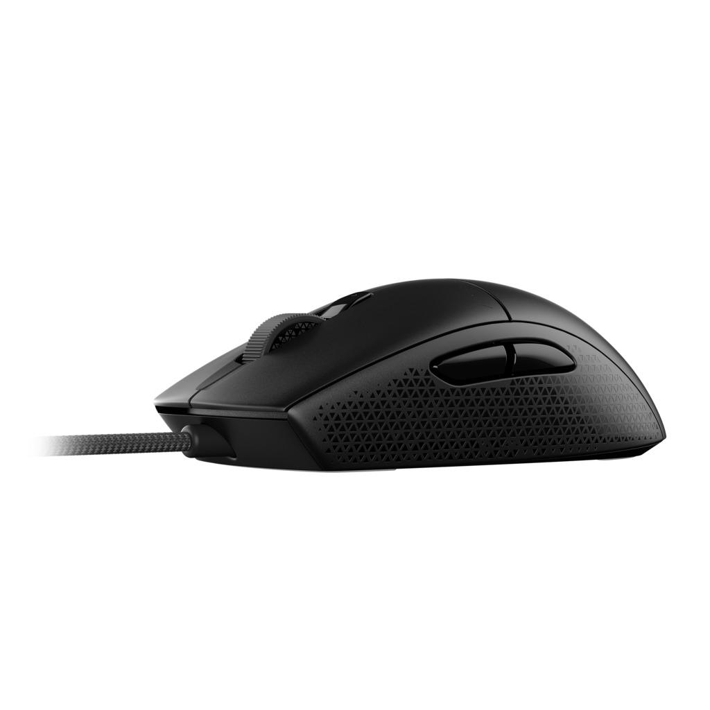 Schwarze Gaming-Maus mit Scrollrad und strukturierter Oberfläche. Die Maus liegt auf weißem Untergrund.