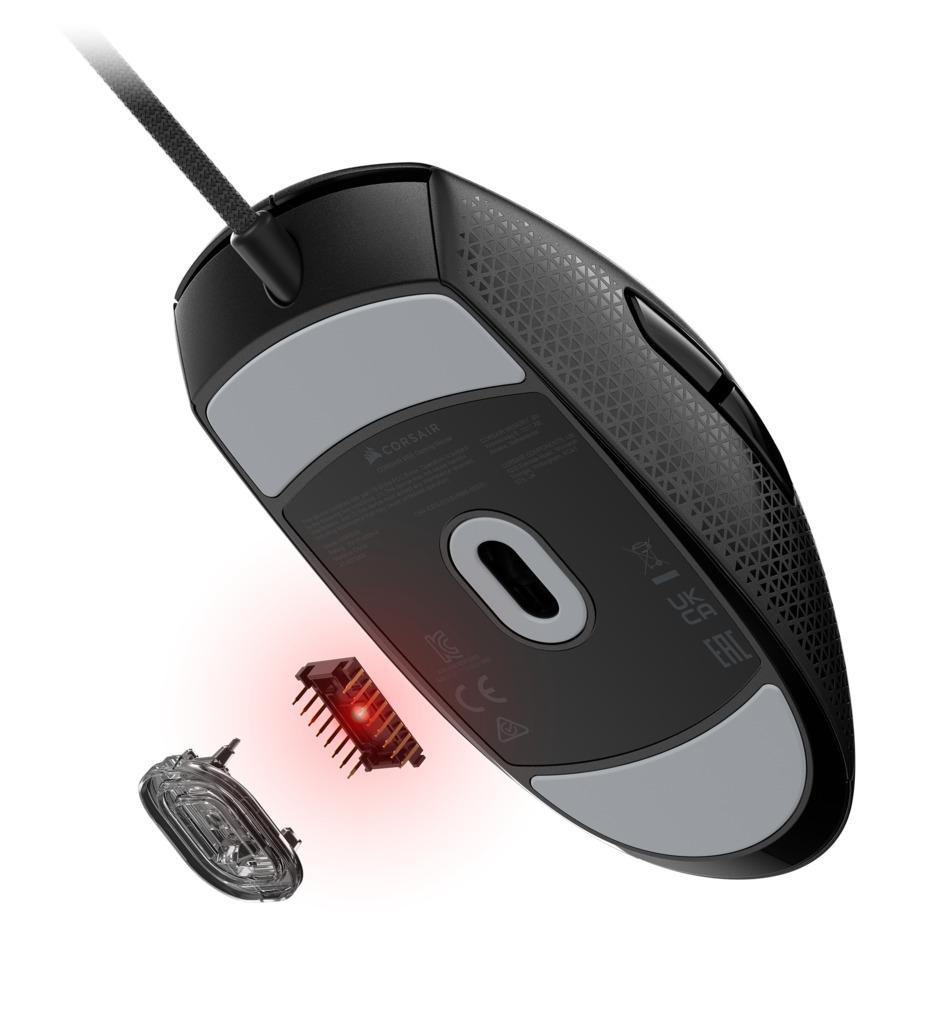 Unterseite einer schwarzen Corsair-Maus. Komponenten sind freigelegt, einschließlich rotem Licht.