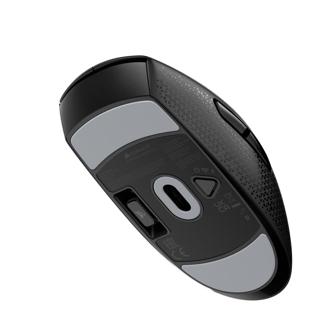 Schwarze Corsair-Maus von unten, graue Pads und schwarze strukturierte Oberfläche.