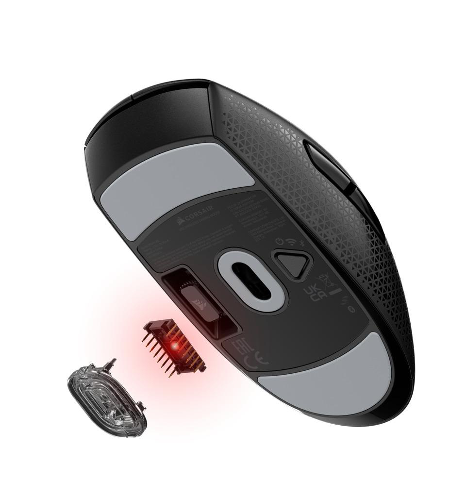 Unterseite einer schwarzen Corsair-Maus, Komponenten zeigend. Rotes Licht sichtbar.
