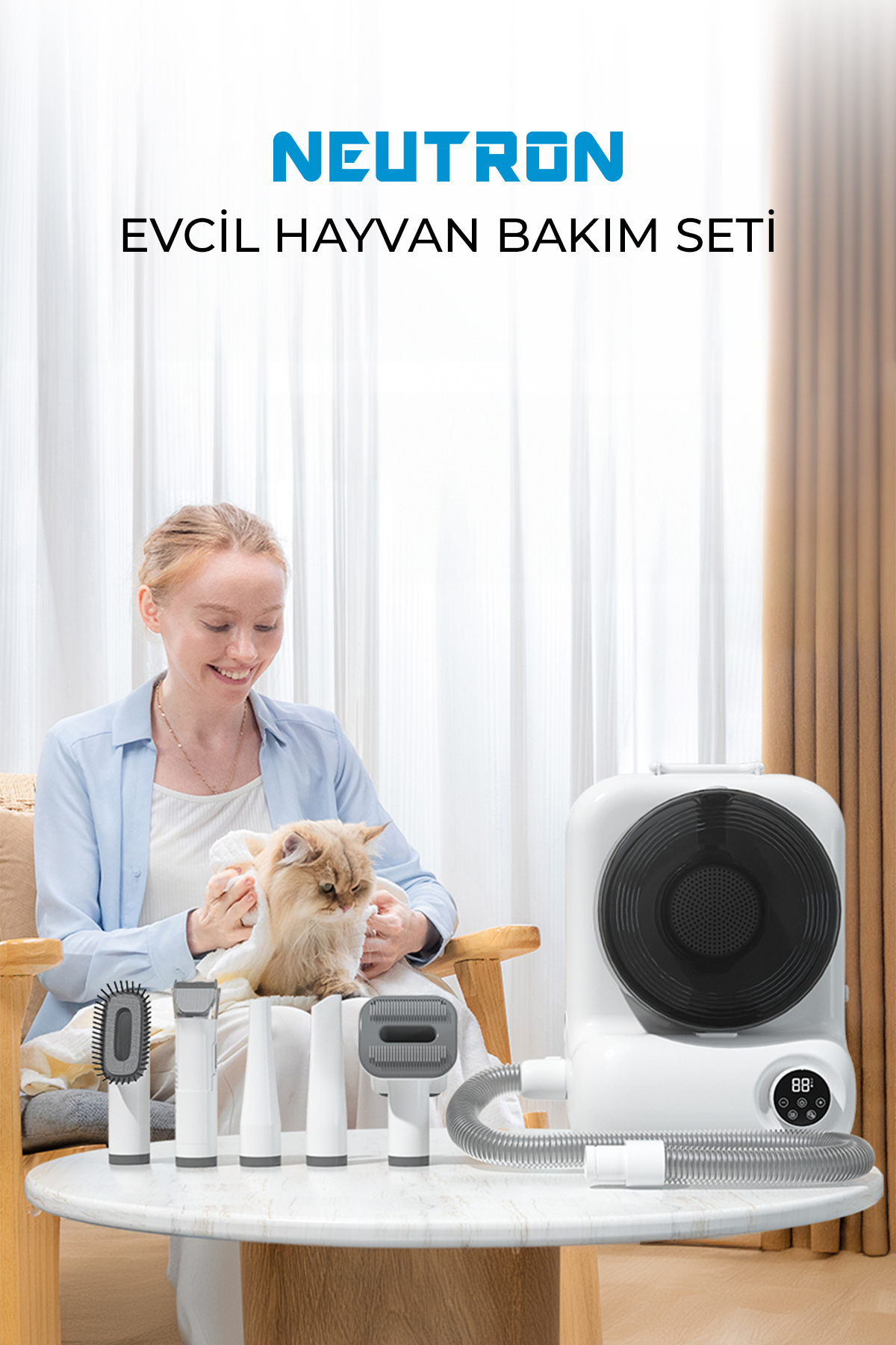 Kadın, bir kedi kurutuyor, bakım araçları ve bir evcil hayvan kurutucu masanın üzerinde.