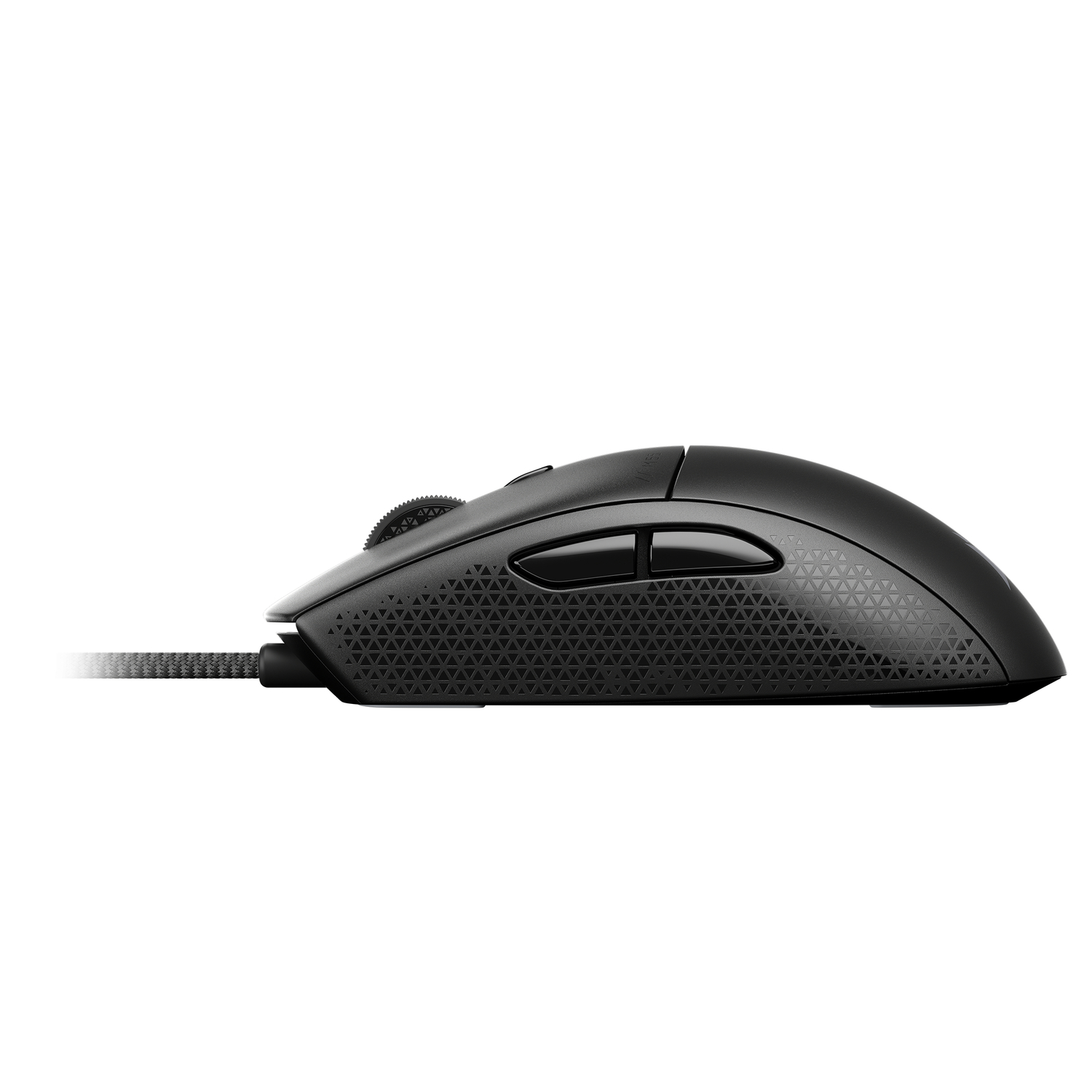 Een zwarte gamingmuis van opzij gezien met een getextureerde grip en een kabel die naar links loopt.