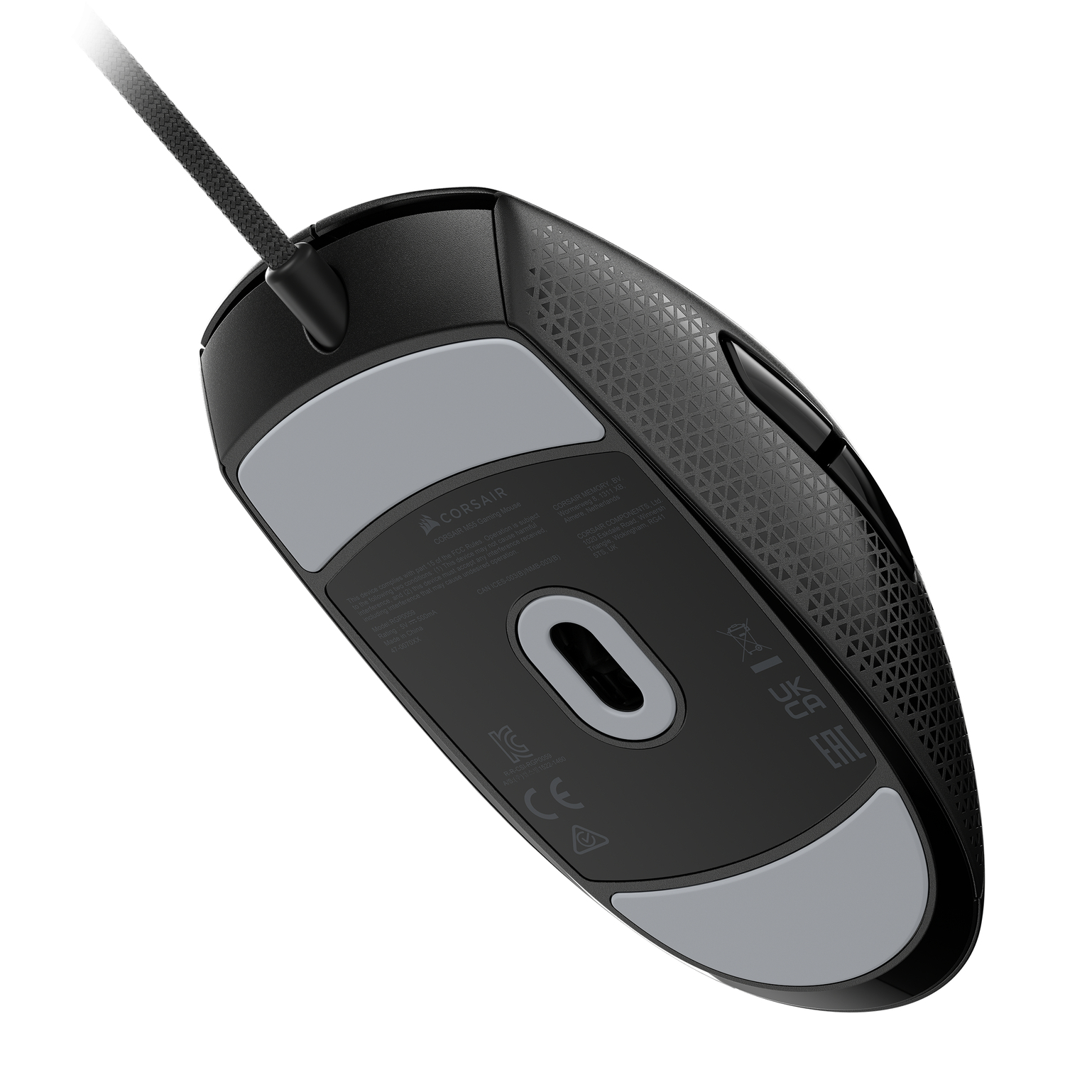 Zwarte Corsair gaming muis, onderaanzicht, toont de basis, grijze pads en kabel.