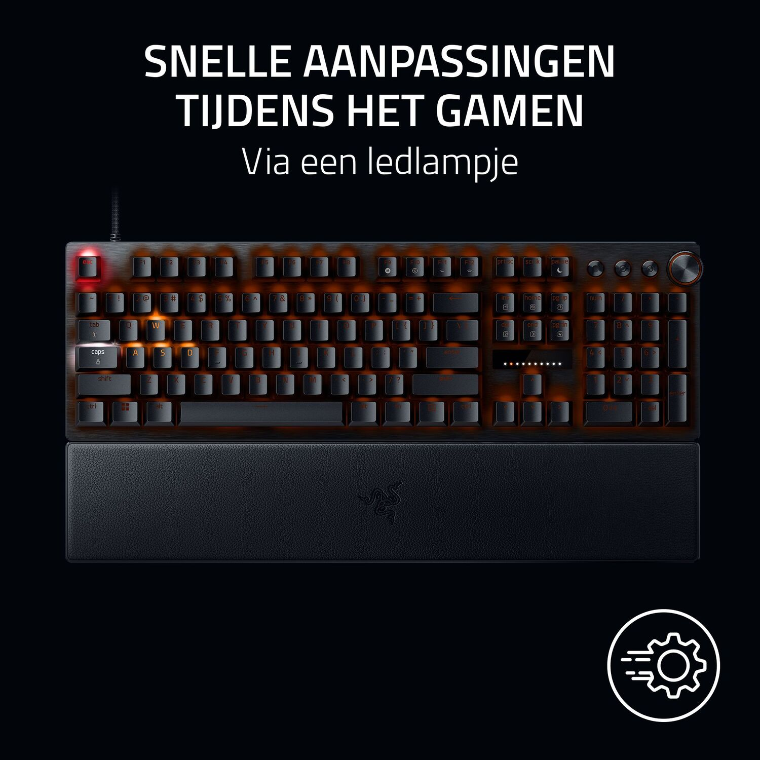 Zwart gaming toetsenbord met verlichte toetsen, polssteun en tekst: "Snel aanpassingen..."