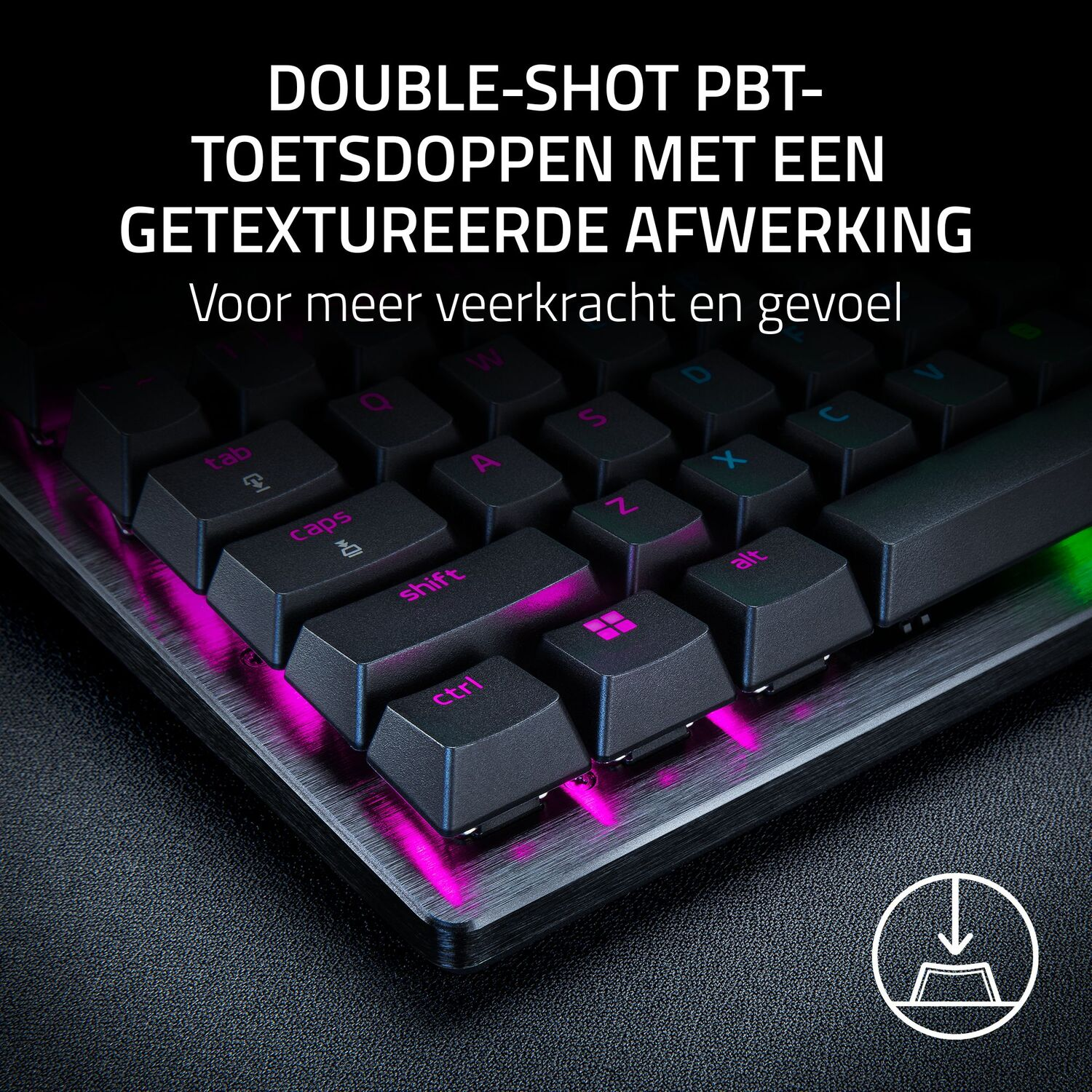Close-up van een zwart toetsenbord met roze en blauw verlichte toetsen, met tekst erboven. Het toetsenbord is schuin.