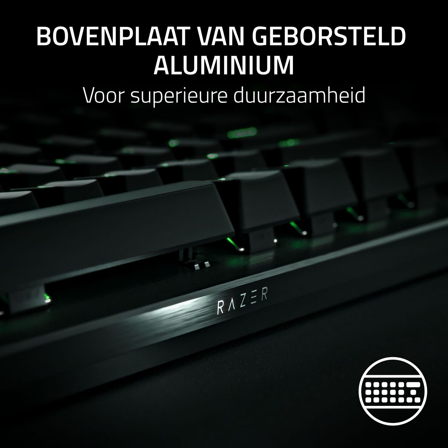 Close-up van een zwart toetsenbord met een geborsteld aluminium bovenkant. Het Razer-logo staat onderaan.
