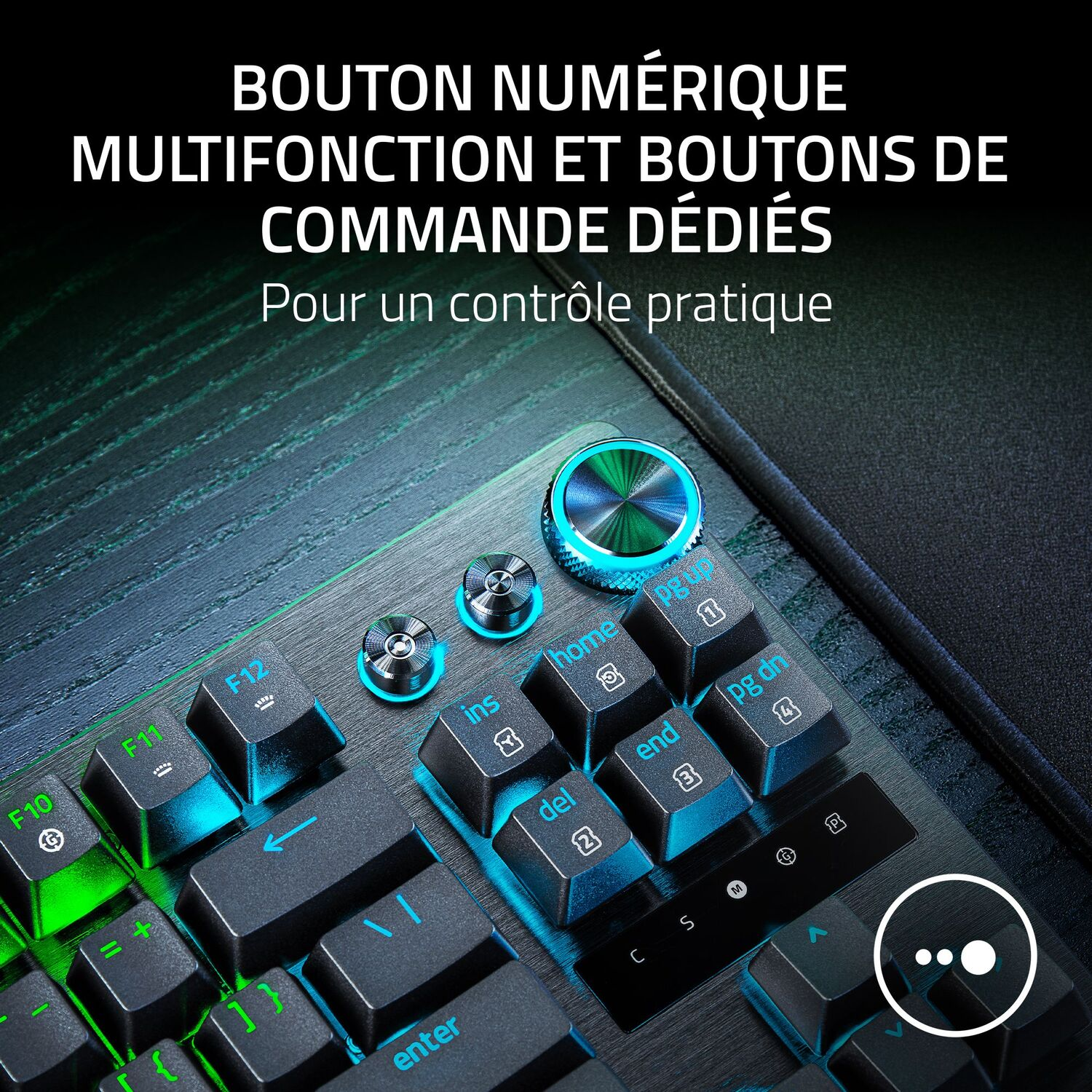 Gros plan sur les touches d'un clavier gaming. Touches éclairées avec lueur bleue et verte.