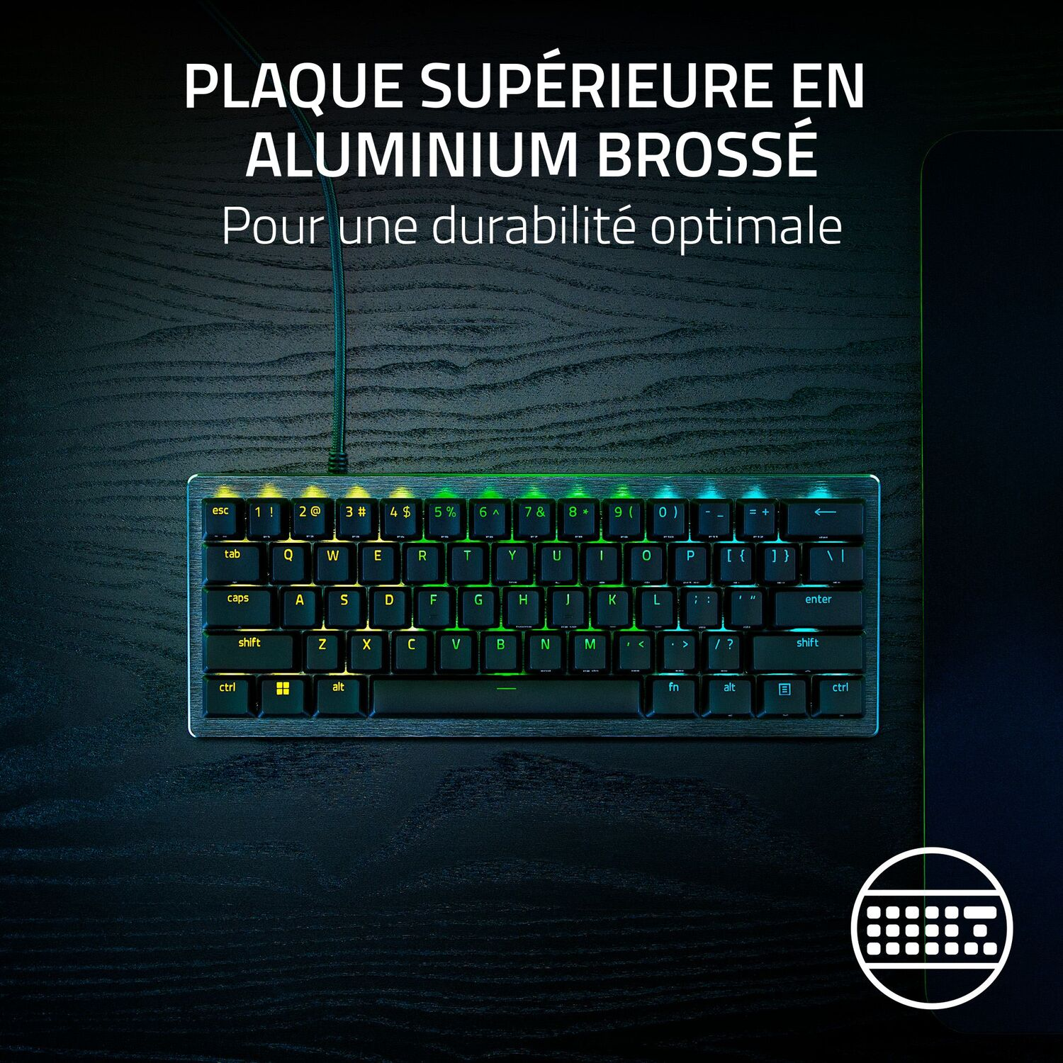 Petit clavier noir avec touches colorées. Texte : Plaque supérieure en aluminium brossé pour une durabilité optimale.