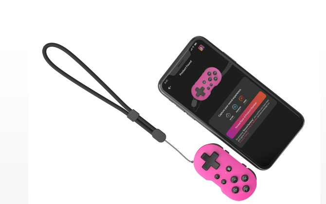 Rosa Controller, Telefon mit Spieloberfläche. Schwarzes Schlüsselband am Controller.