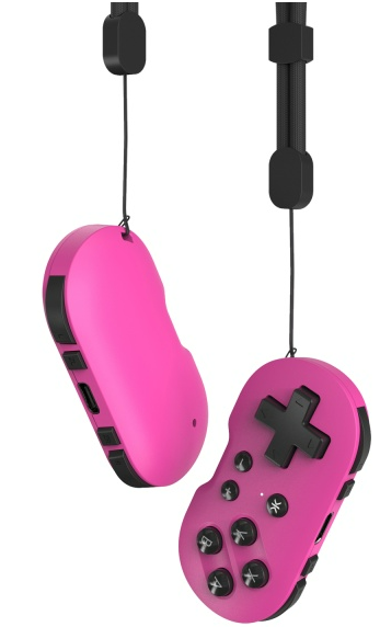 Zwei pinkfarbene Gamecontroller hängen. Jeder hat Knöpfe, einen Joystick und einen schwarzen Gurt.