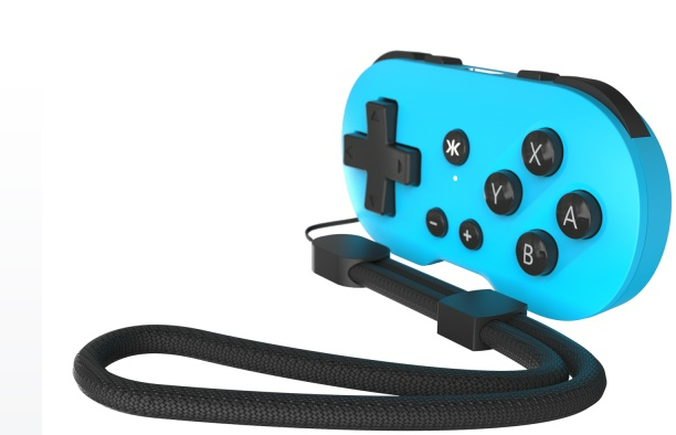 Blauer Gamecontroller mit schwarzen Knöpfen und schwarzem Handgelenkband. Isoliert auf Weiß.
