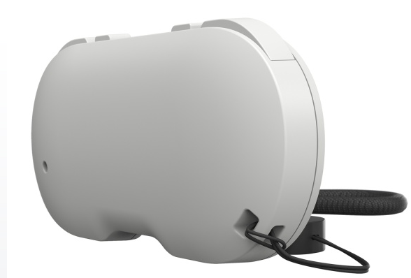 Weißes VR-Headset mit schwarzem Riemen und zwei schwarzen Kabeln.