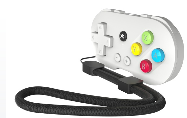 Weißes Gamepad mit bunten Knöpfen und schwarzem Handgelenkband, weißer Hintergrund.