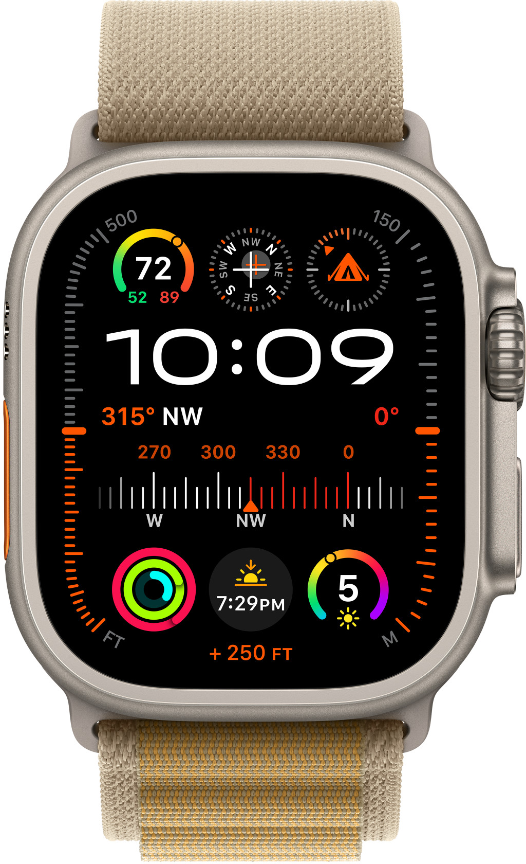 Apple Watch Ultra bézs szíjjal, időt, iránytűt és egyéb adatokat mutatva.