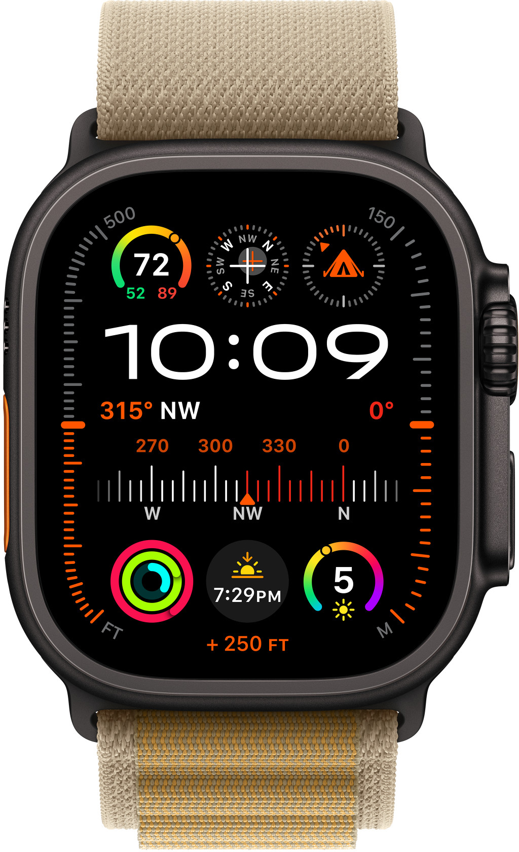 Apple Watch Ultra bézs szíjjal, az időt, iránytűt és aktivitási metrikákat mutatja.