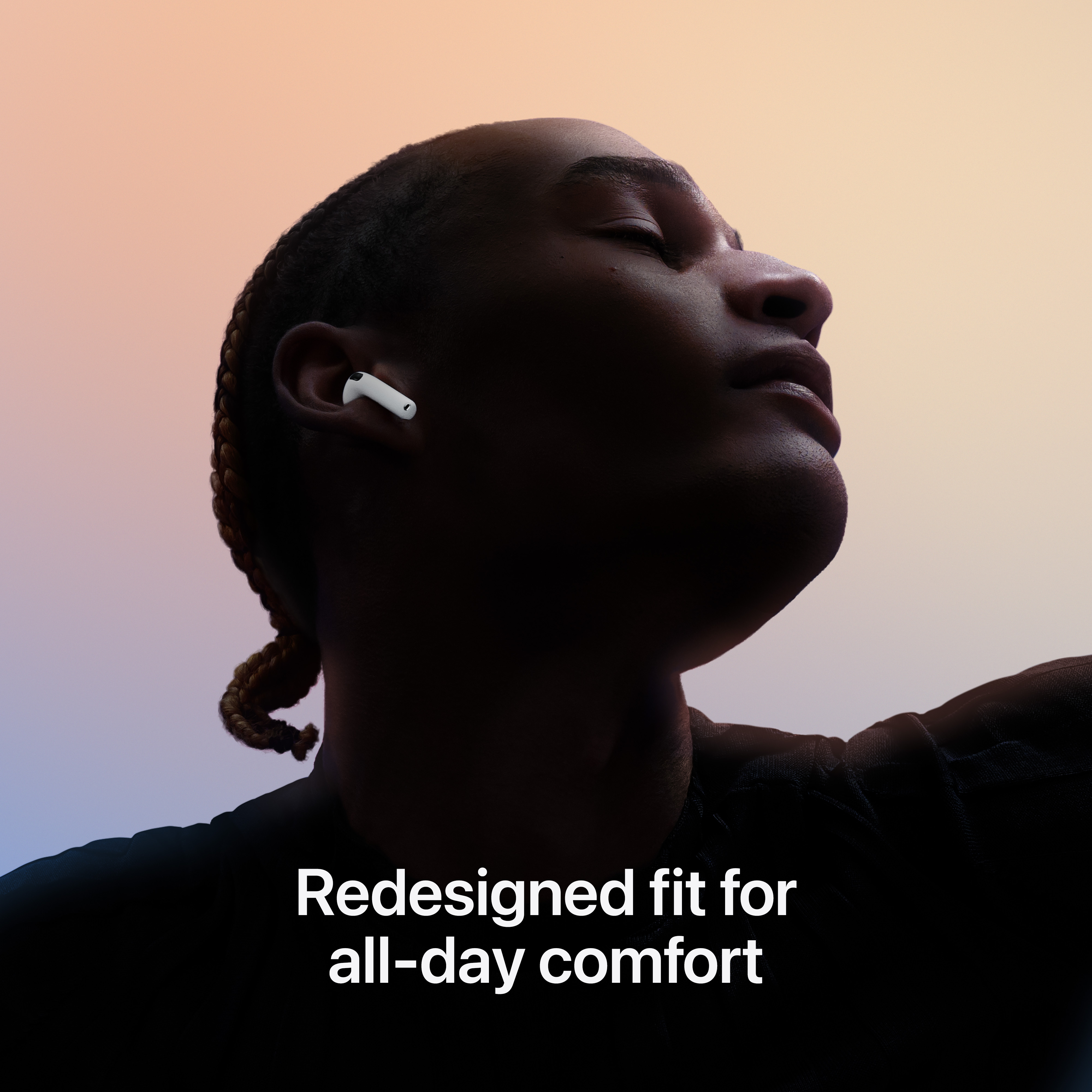 Person mit weißen Ohrhörern, Text: Redesigned fit for all-day comfort.