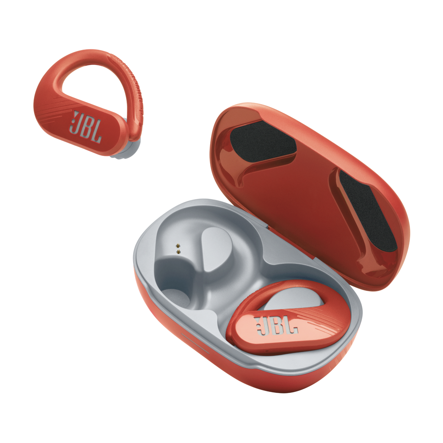 Een persoon met een smartwatch, rennend voor twee andere hardlopers.
