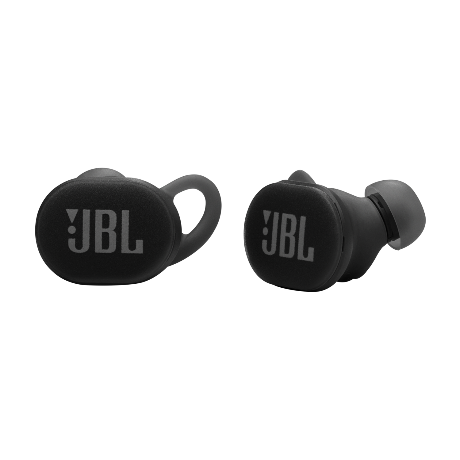 Twee zwarte JBL oordopjes met JBL logo, op zwarte achtergrond.