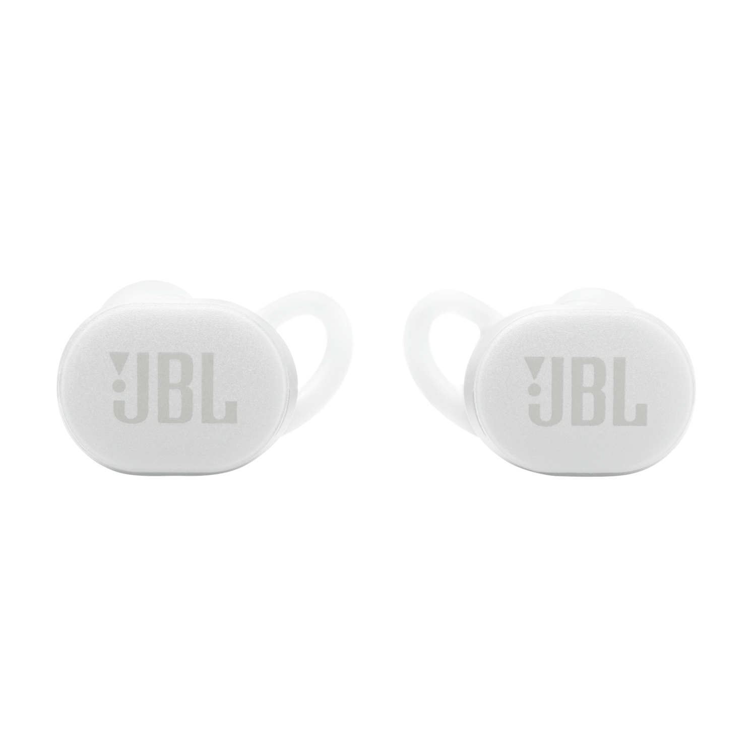 Twee witte JBL oordopjes, met het merklogo aan de zijkant.