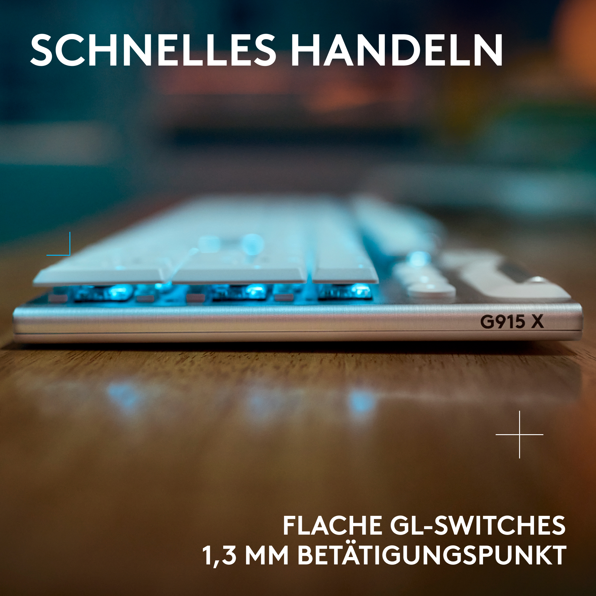 Eine silberne Tastatur mit blau beleuchteten Tasten. Text sagt 'SCHNELLES HANDELN' und 'G915 X'.