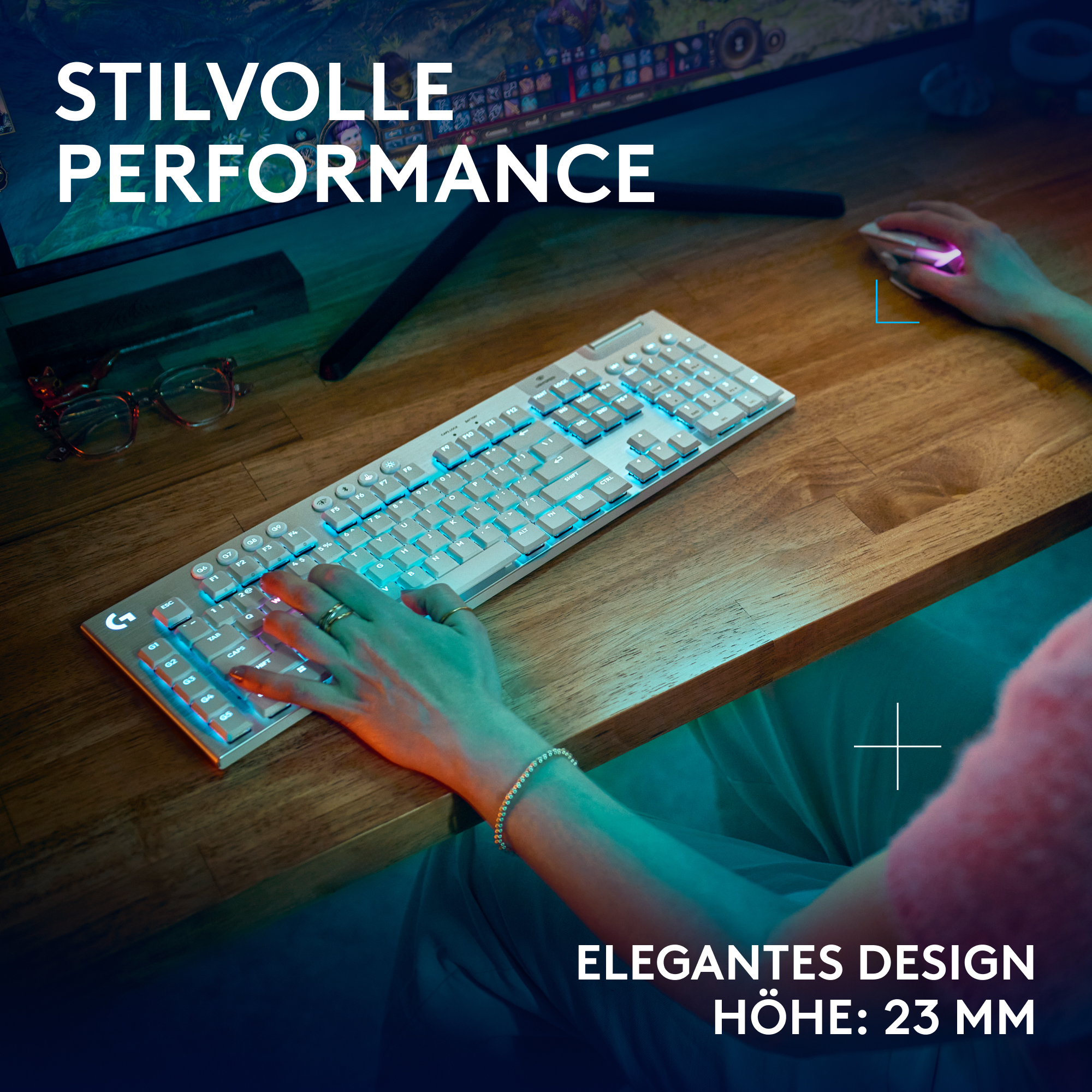 Eine Person benutzt eine weiße Tastatur mit blauen Tasten und eine Maus auf einem Holzschreibtisch.