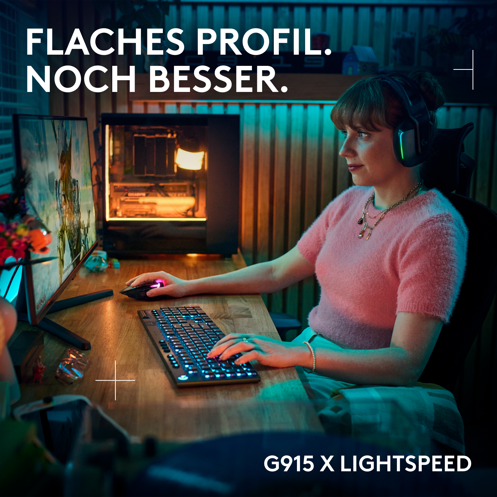 Eine Frau mit Kopfhörern spielt am Schreibtisch. Computer, Tastatur und Maus sind sichtbar. Die Szene hat blaue und orangefarbene Beleuchtung.
