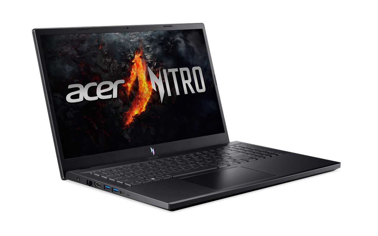 Zwarte Acer Nitro laptop op wit. Scherm toont Acer Nitro logo met vuur.