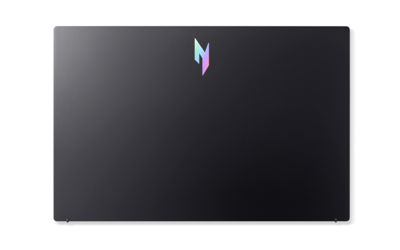 Een zwarte laptop van bovenaf, met een logo in het midden bovenaan. De achtergrond is wit.