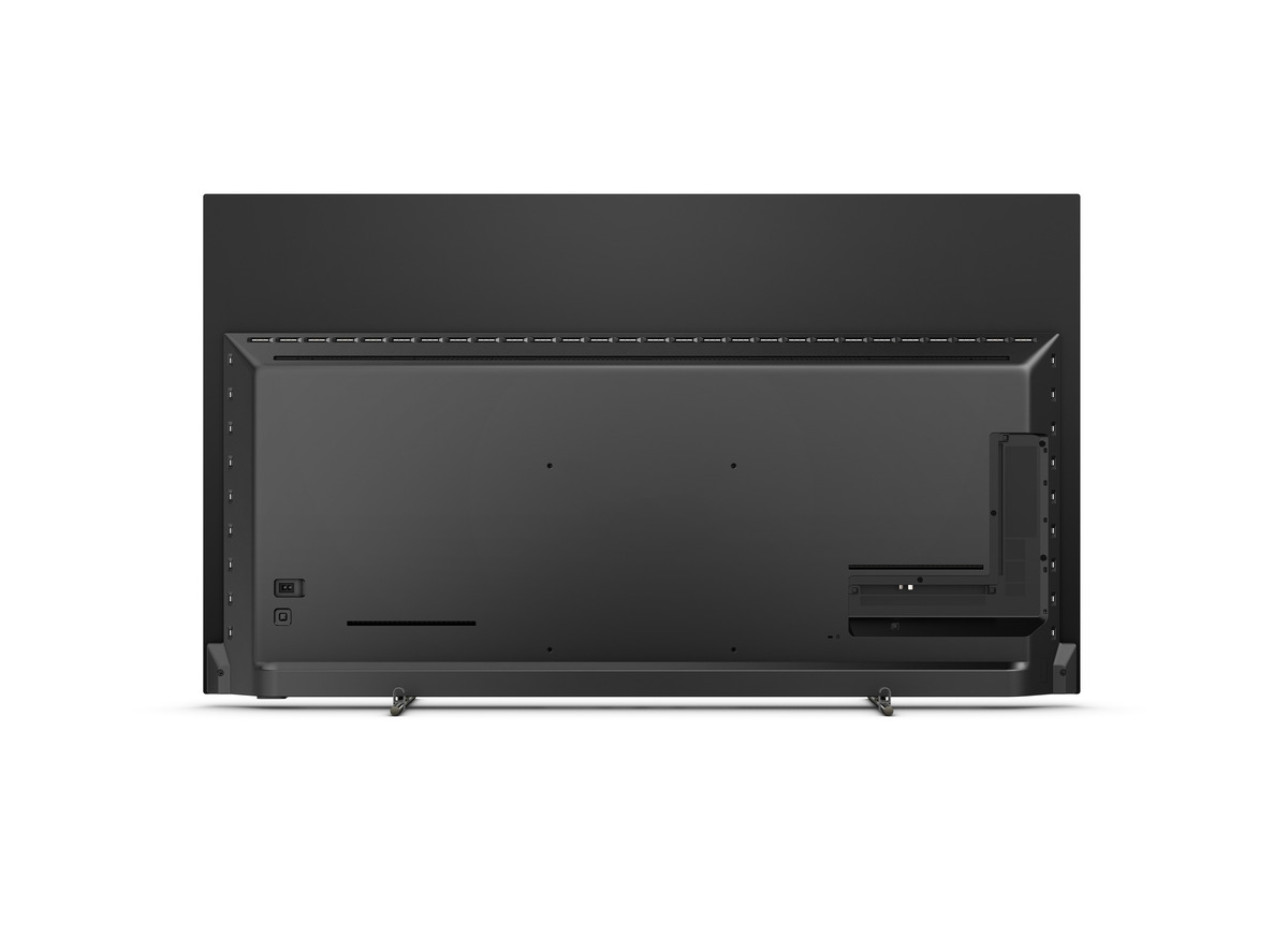 Vista trasera de un televisor negro con entradas y puertos, mostrando su diseño y soporte.