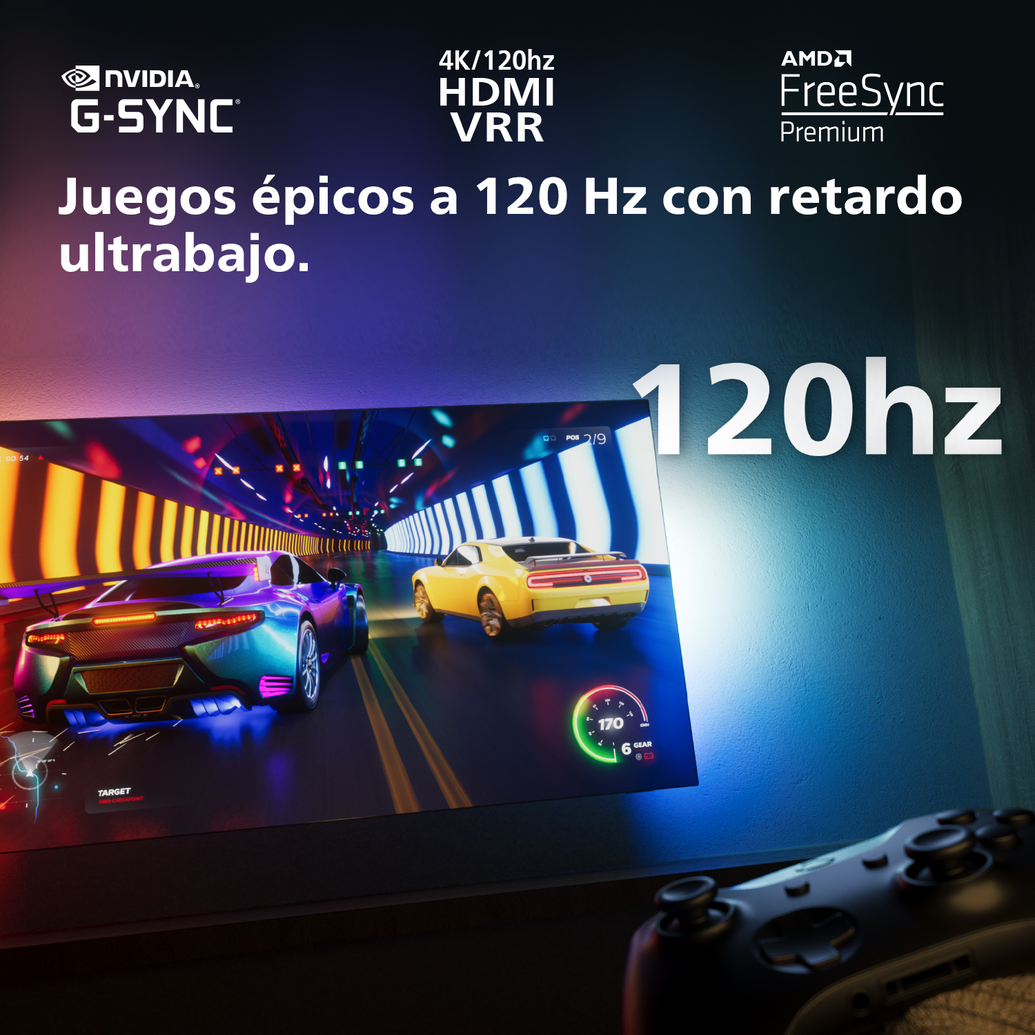 Un monitor de juegos muestra un juego de carreras con dos coches. El monitor tiene logos de Nvidia y AMD FreeSync.