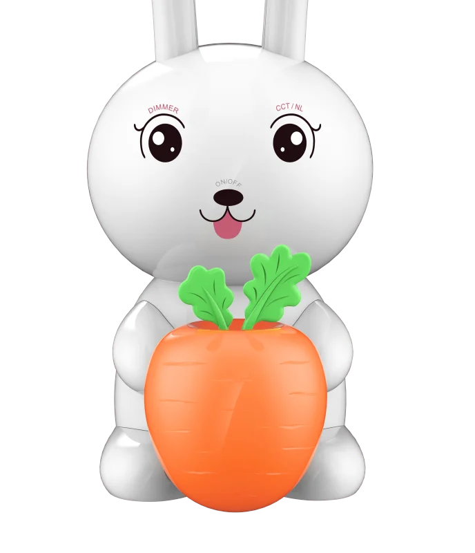 Biała lampa w kształcie królika trzymająca pomarańczową marchewkę.