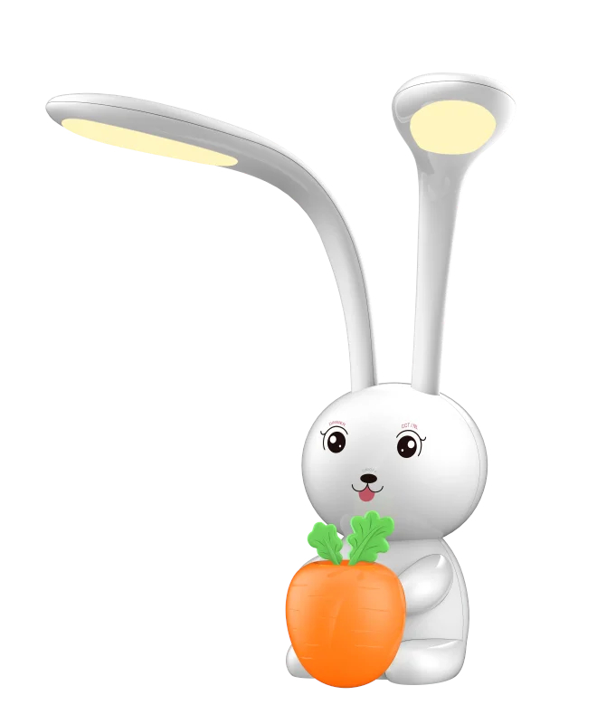 Biała lampa w kształcie królika z pomarańczową marchewką. Zakrzywione ramiona.