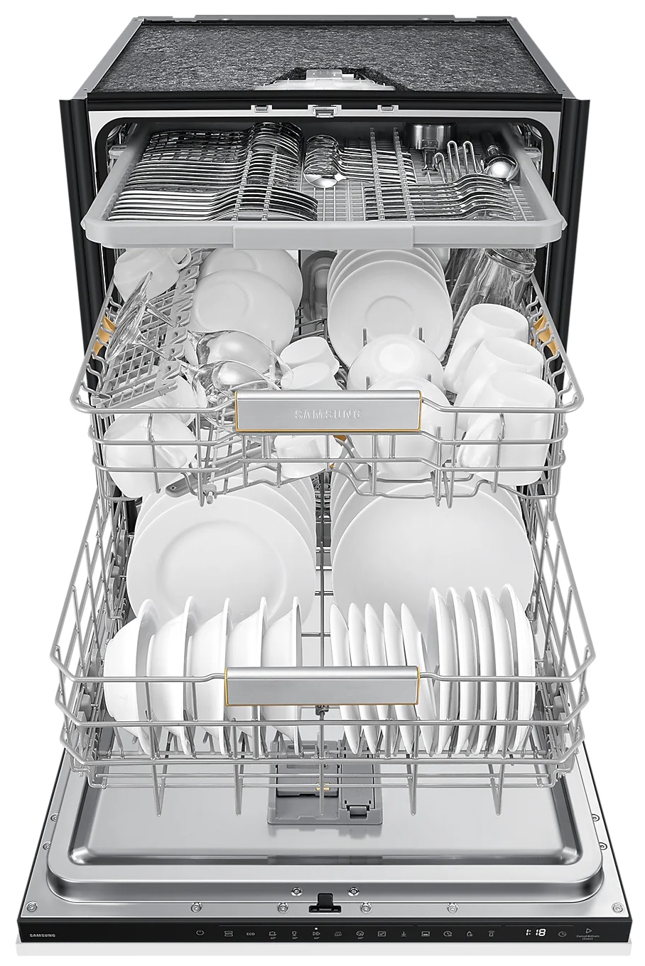 Wnętrze zmywarki z naczyniami, sztućcami i szklankami. Widoczne logo Samsung.
