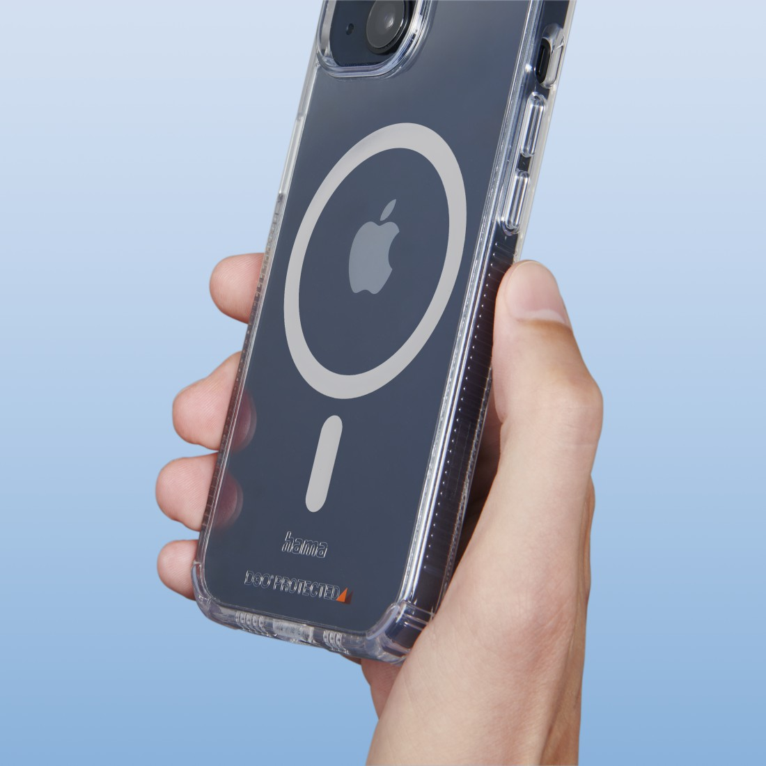 Hand hält Telefon mit transparenter Hülle, Apple-Logo sichtbar. Blauer Hintergrund.