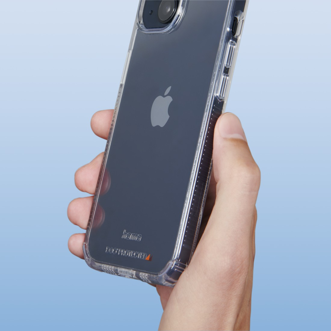 Eine Hand hält eine transparente Handyhülle mit Apple-Logo auf blauem Hintergrund.