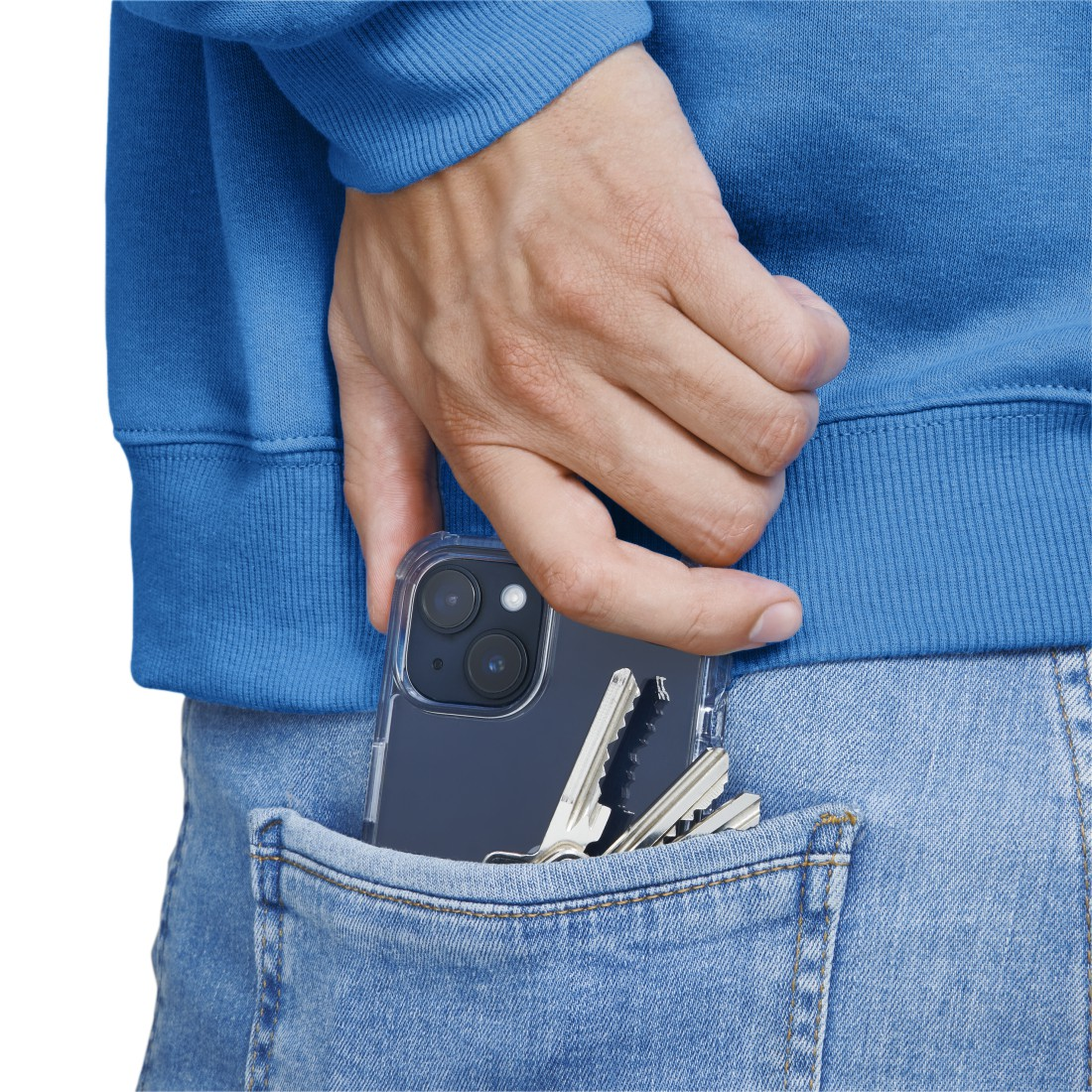 Hand in blauem Hoodie, hält Handy in klarer Hülle, Schlüssel in der Tasche.