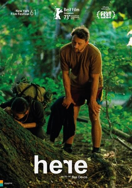 Affiche de film avec 2 hommes dans une forêt. Titre : ici. Texte : Festival du film de New York 61, Meilleur film 73.
