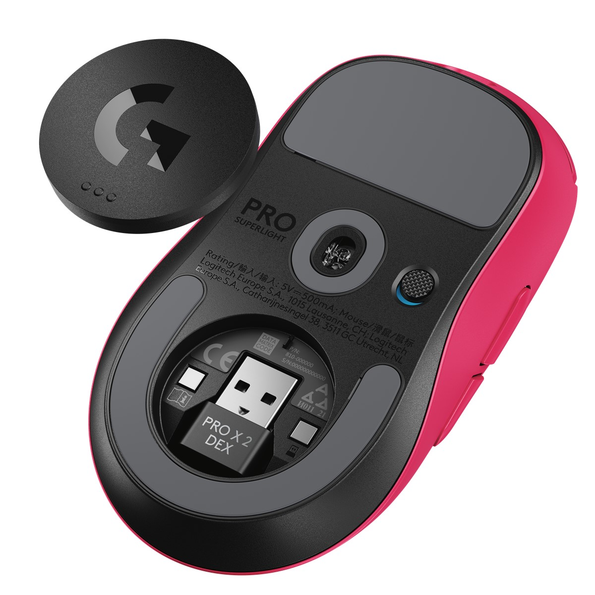 Pembe ve siyah bir kablosuz farenin alt kısmı, bir şarj yuvası ve bir USB alıcısı ile, izole edilmiş.