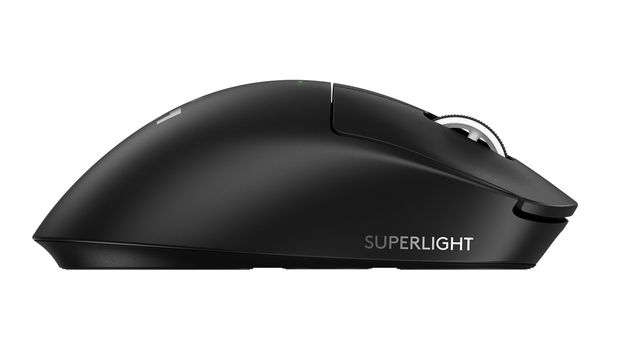 'SUPERLIGHT' metinli siyah bilgisayar faresi. Fare beyaz bir arka plan üzerinde.