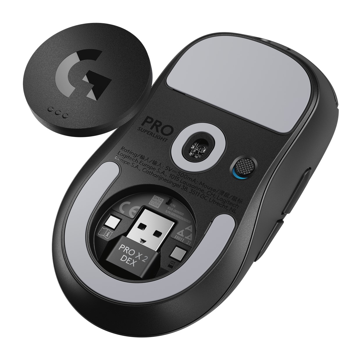 Şarj tabanına sahip siyah bir oyun faresi. Fare gri detaylara ve Logitech logosuna sahip.