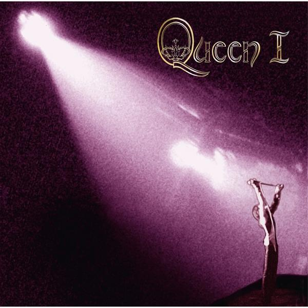 Queen I album borítója: Egy reflektor megvilágít egy figurát, aki egy csúzlit tart.