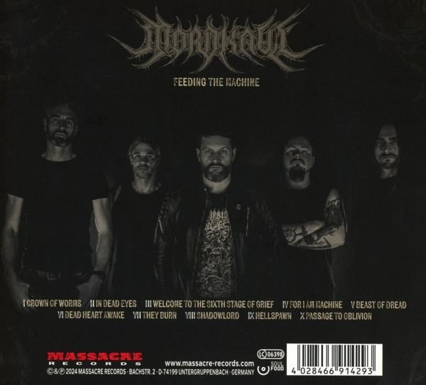 Albumcover mit Bandmitgliedern, Songtiteln und Text. Band vor dunklem Hintergrund.