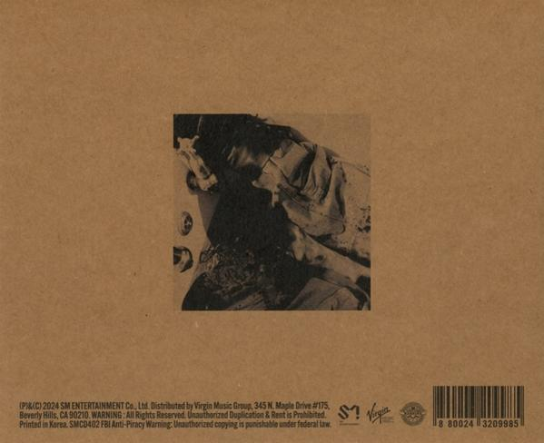 Braunes CD-Cover. Kleines Bild einer Person. Text und Logo darunter.