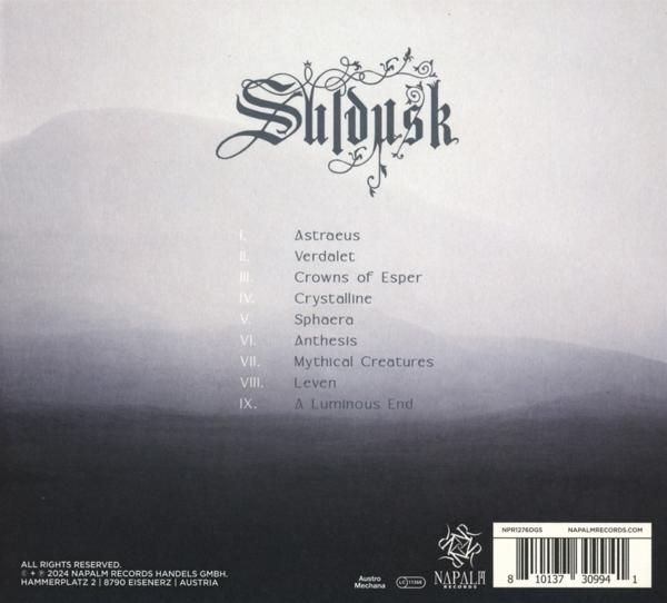 Album-Cover mit Bandlogo und Songliste auf nebligem Hintergrund.