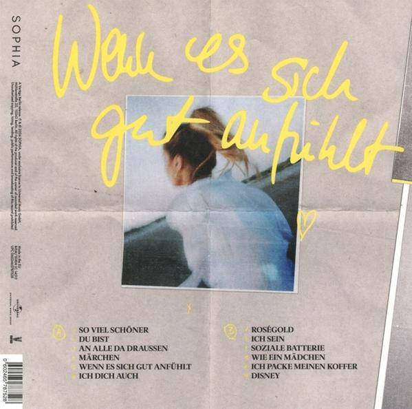 Albumcover mit gelbem Text auf zerknittertem Papier. Die Silhouette einer Frau ist sichtbar.