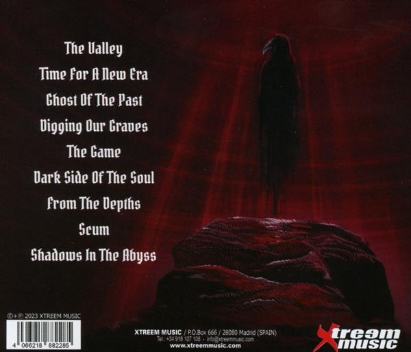 CD-Cover mit Text, der Songtitel und Credits auflistet. Eine schattenhafte Figur im Hintergrund.