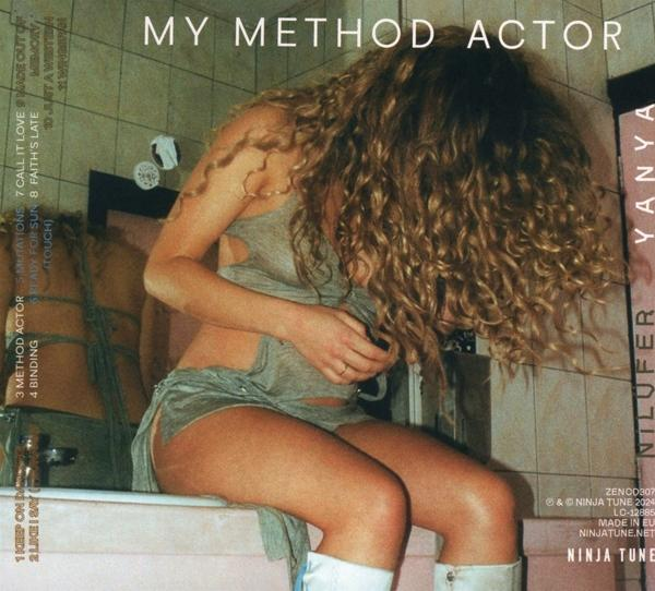 Albumcover. Eine Frau mit lockigem Haar sitzt auf einem Badewannenrand. Albumtitel: My Method Actor, Künstler: Nilufer Yanya. Text und Logo sind sichtbar.