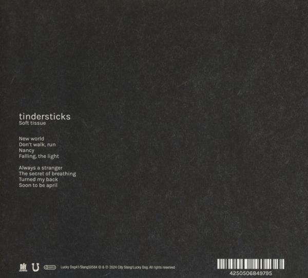 Albumcover eines Musikalbums mit Text auf dunklem Hintergrund.