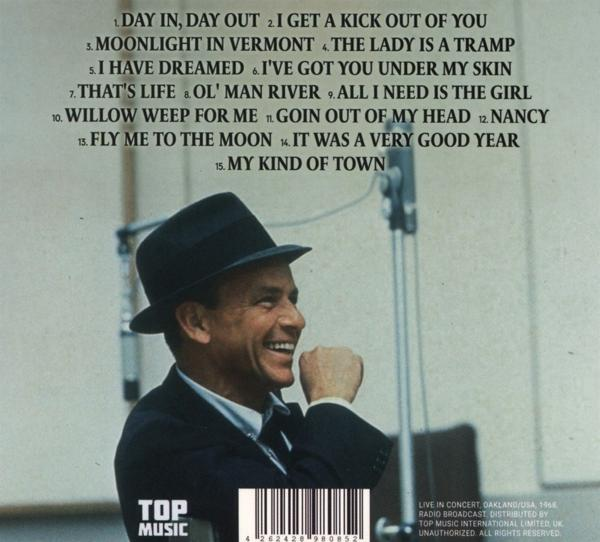 Frank Sinatra mit Hut lächelt, Songliste im Hintergrund.