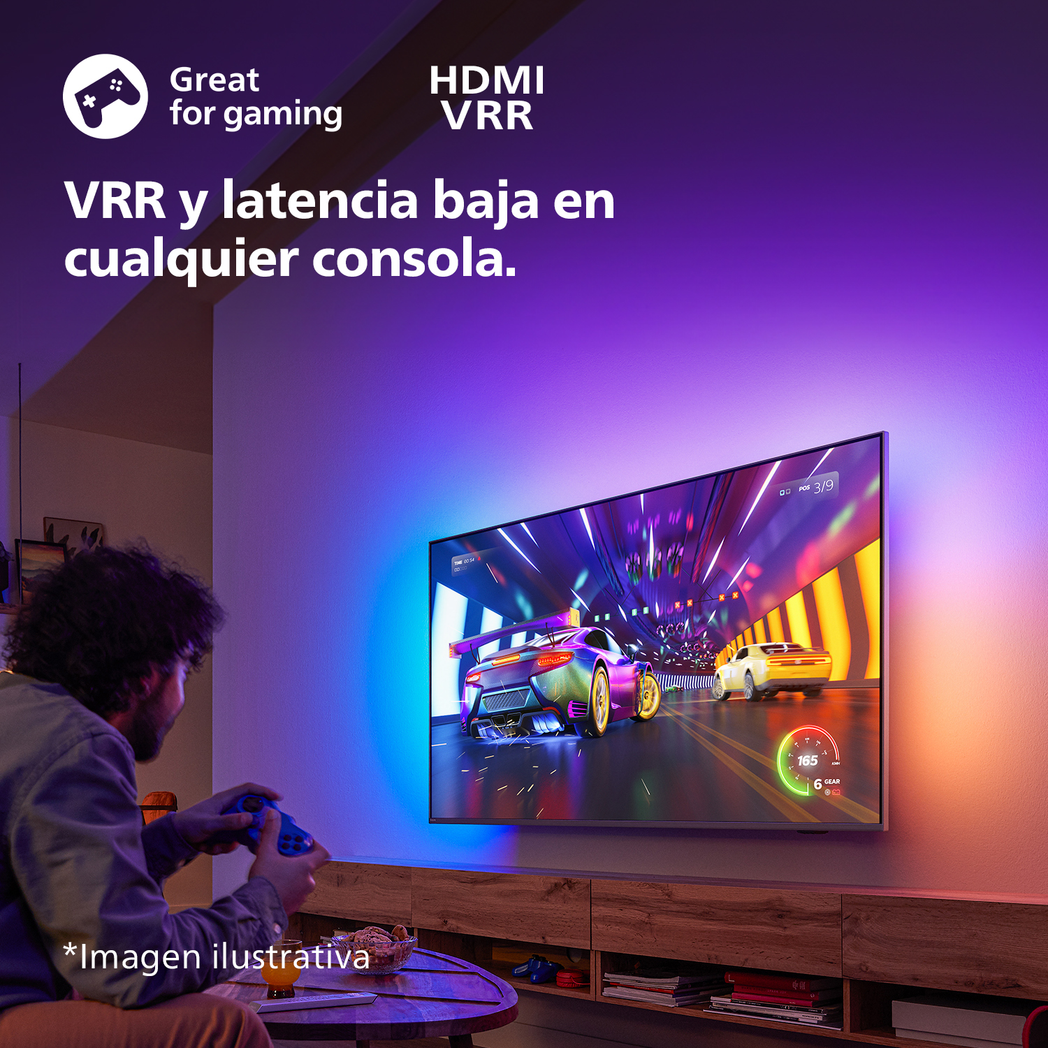 Un hombre jugando un videojuego en un televisor. El televisor muestra un juego de carreras con VRR y baja latencia.